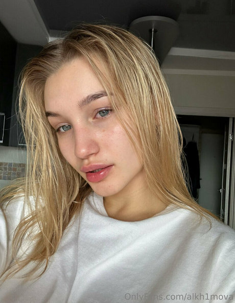 alkh1mova étoile nue image