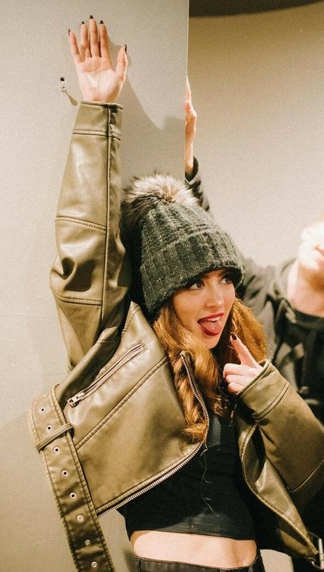 Chrissy Costanza étoile sympa img