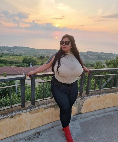 Naty Mari modèle nu galerie