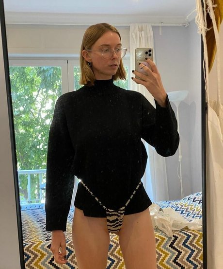 YouRina modèle sympa des photos