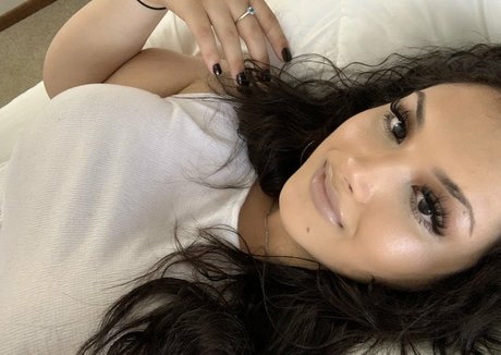 Mia Lombardi modèle sexy img