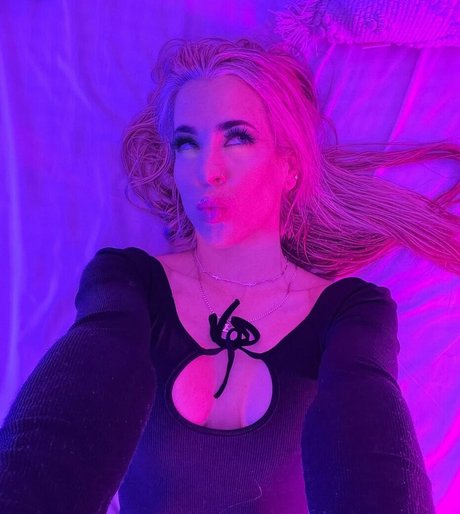 Billie Loves art star du porno img