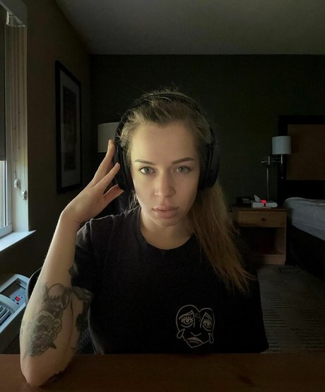 Rory Knox modèle adulte archive