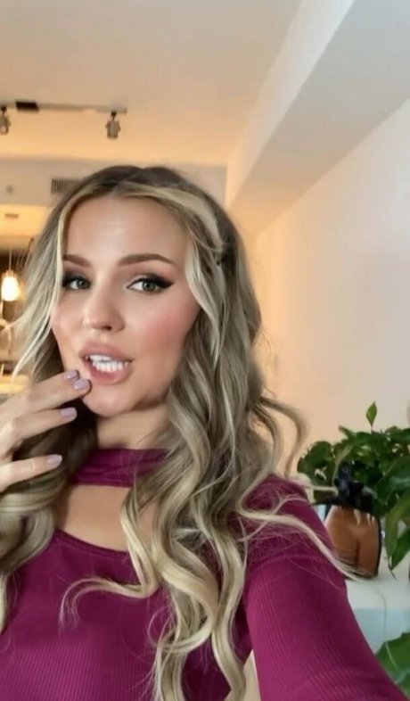 visage blond uniquementfans chaud joli img