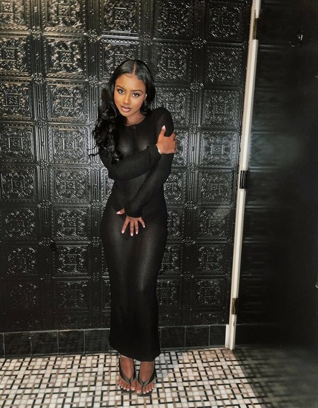 DivyaAdu modèle pornographique galeries