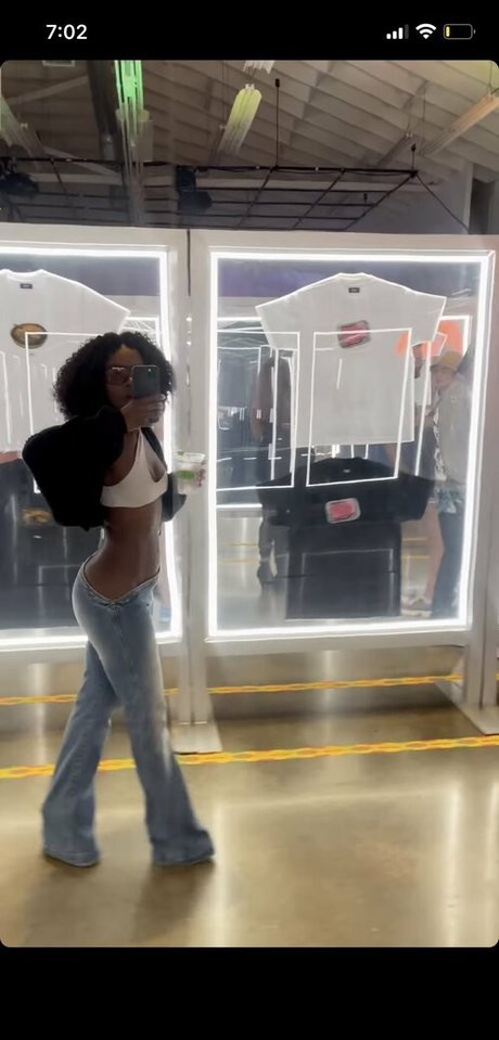 DivyaAdu actrice pornographique des photos