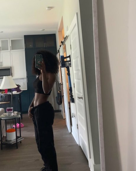 DivyaAdu star du porno en haute qualité photos