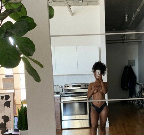 DivyaAdu star du porno hd photo