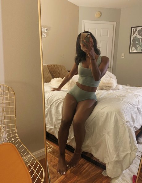 DivyaAdu actrice adulte des photos