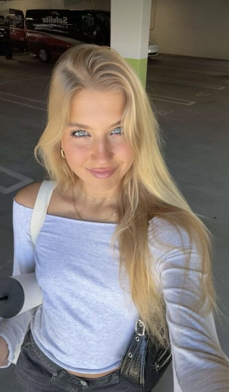 Aniela Leon star érotique galerie