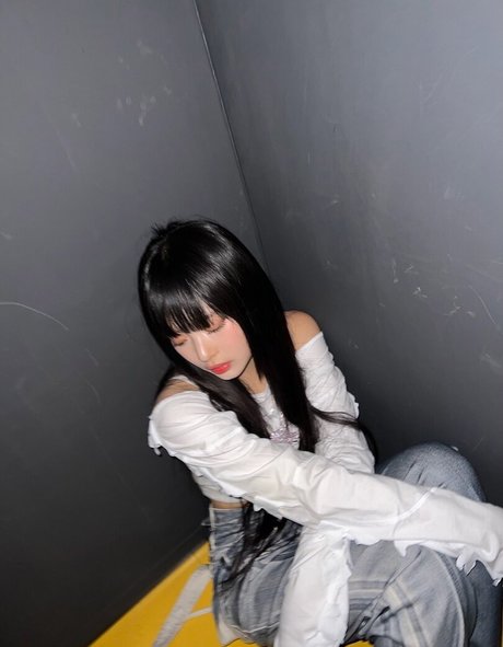 Hanni Pham modèle adulte image