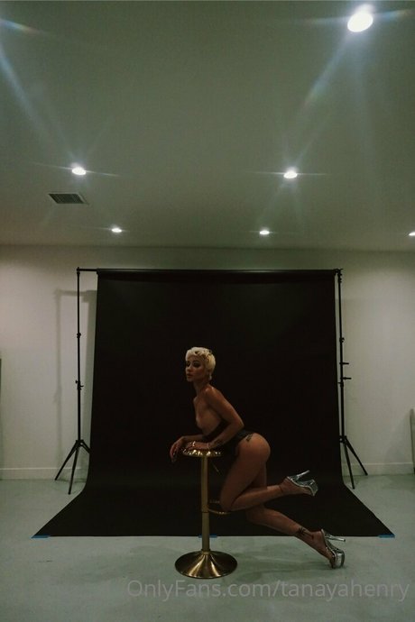 Tanaya Henry star du porno de haute qualité image