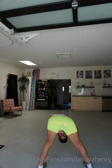 Tanaya Henry modèle exclusif des photos