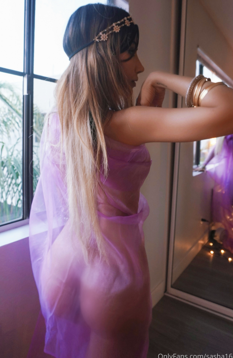 Sakshi Chopra modèle nu archive