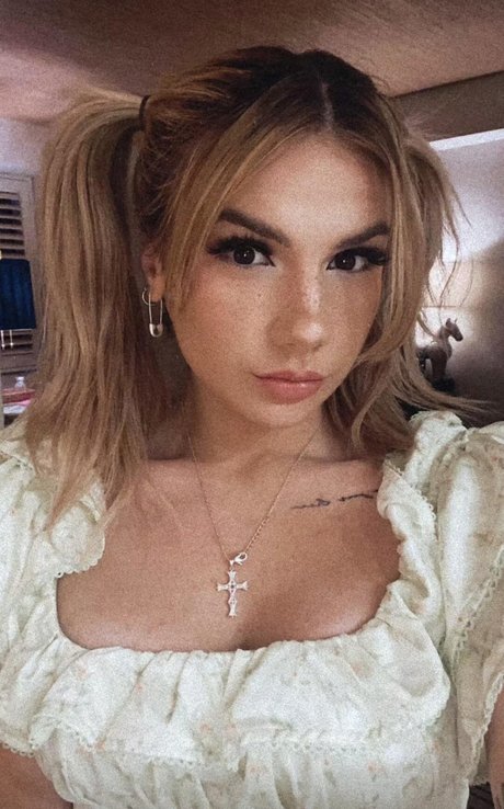 Bailey Rose modèle magnifique des photos