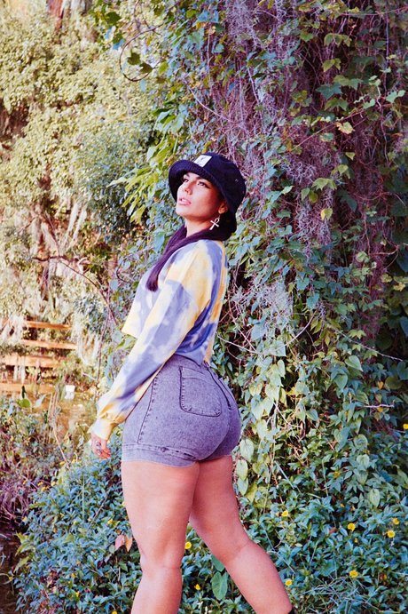 yoga asiatique uniquement pour les fans bien chaud photos