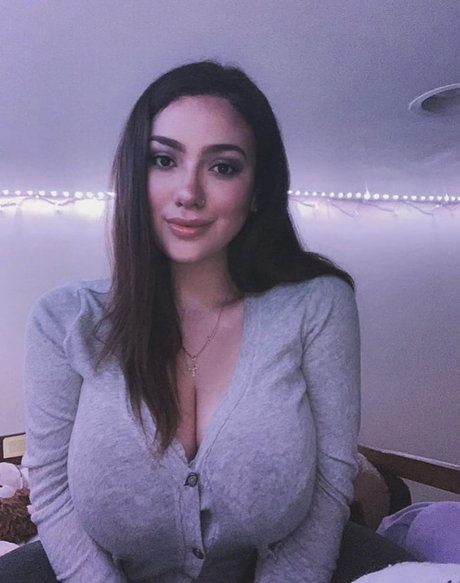 Ivel Pesantez modèle nu photos