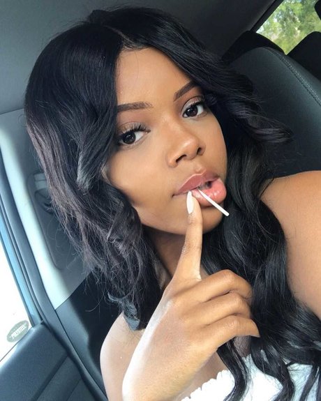 LilYujiVert actrice érotique images