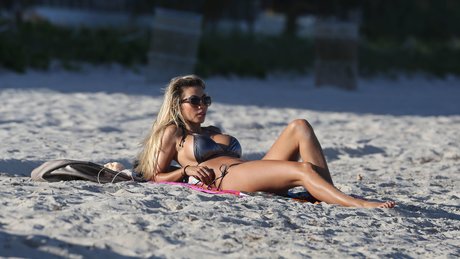 brunette onlyfans chaud joli img