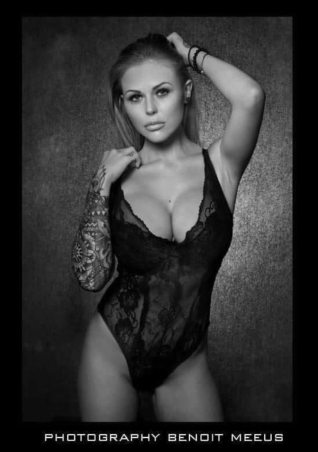 Yana Daems modèle érotique des photos