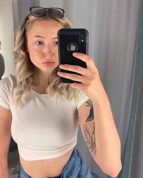 Caelyn Mathews modèle adulte galerie