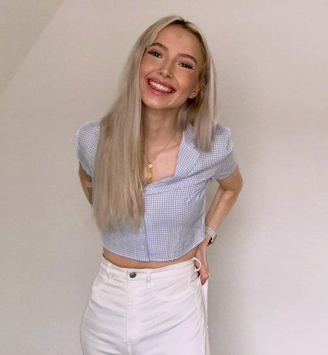 Caelyn Mathews modèle gratuit des photos