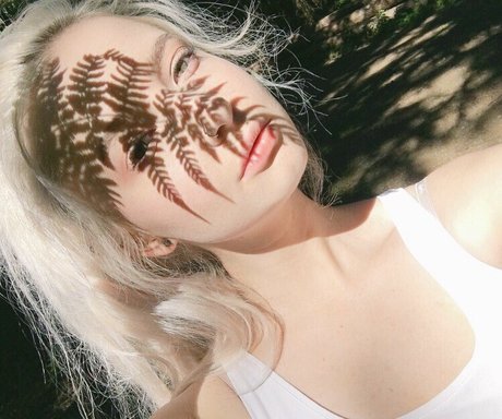 Caelyn Mathews modèle érotique des photos