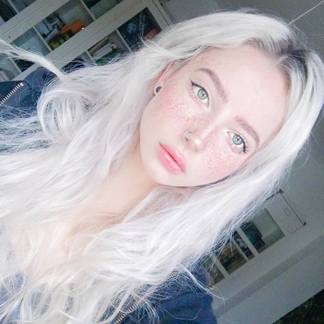 Caelyn Mathews modèle magnifique photos