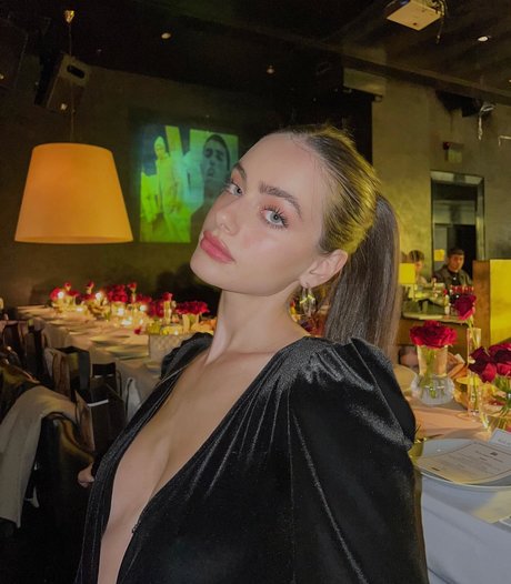 Yael Shelbia star érotique image