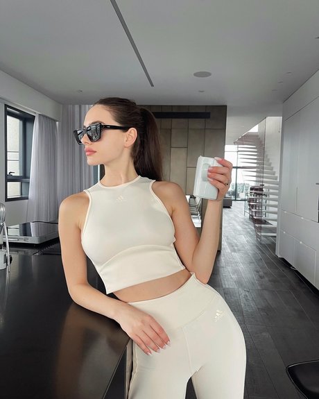 Yael Shelbia modèle artistique archive