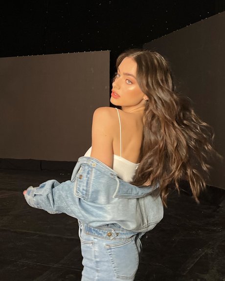 Yael Shelbia modèle hd photos