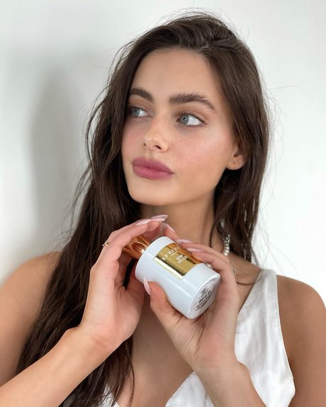 Yael Shelbia modèle chaud archive