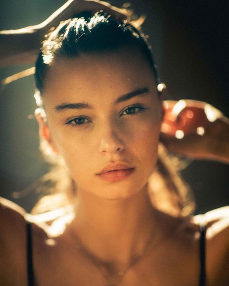 Lucy Bramani nus étoiles galerie