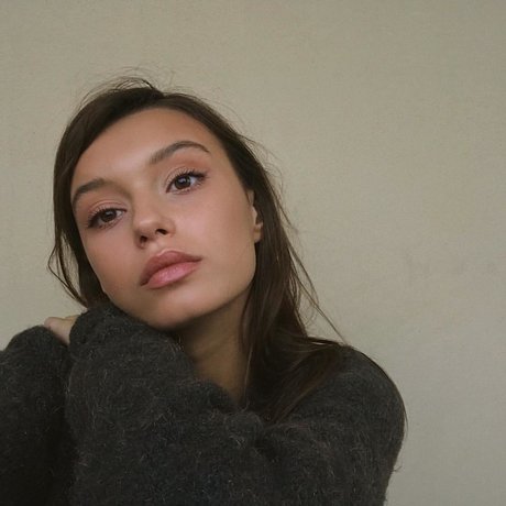 Lucy Bramani joli modèle photos