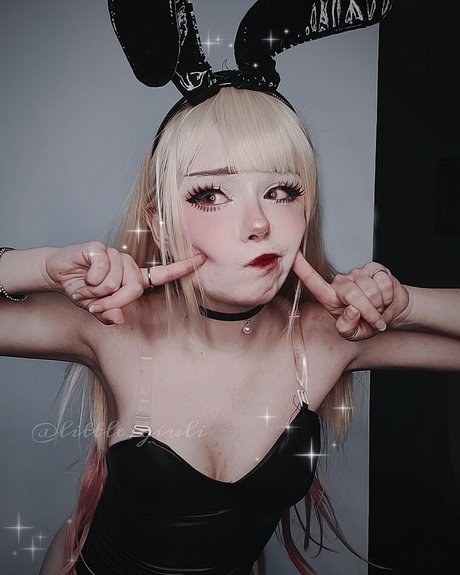 Little Giuli art star du porno photo