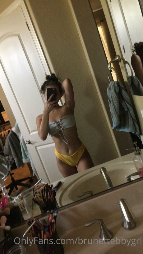 Brunettebbygrl modèles nus galerie