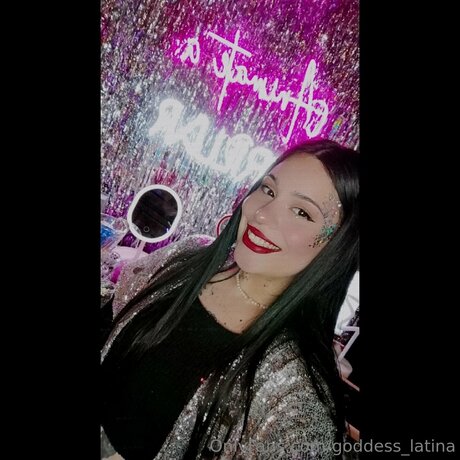 fille courbée dà côté onlyfans meilleur exclusif img