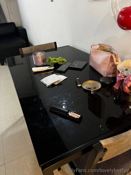 Lovelybettyy actrice nue photos