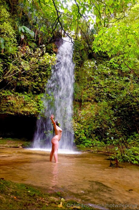 Uhotwifepriya modèle exclusif galerie