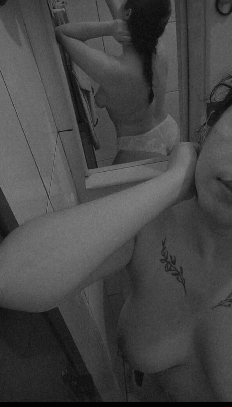 tatouages ​​blonds onlyfans belle chaude photo