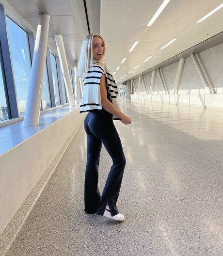 Natalie Decker modèle xxx archive