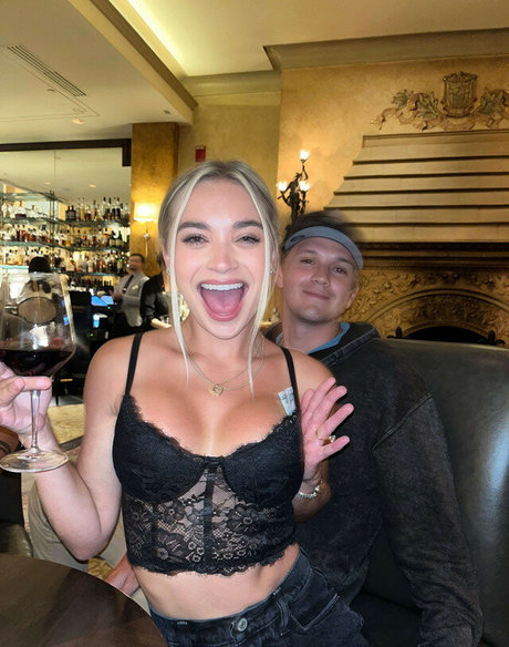 grand-mère onlyfans exclusif sympa photo