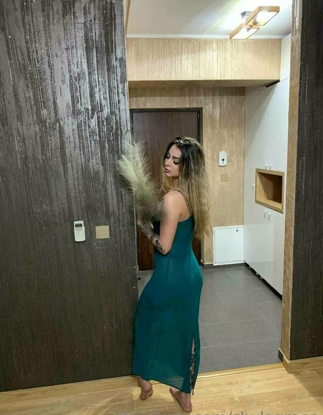 fille courbée dà côté onlyfans nu meilleur photo