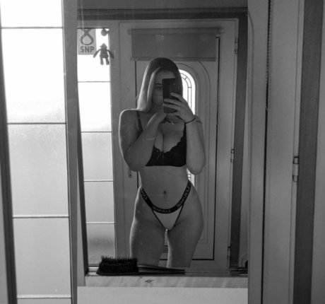 rousse aux gros seins onlyfans haut de gamme image