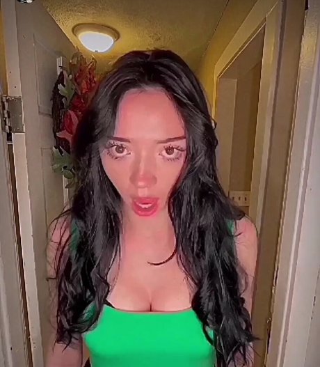 Molly Moonnn modèle des photos