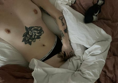 caroliiiiine modèle de sexe photos