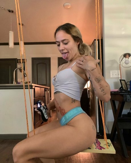 visage blond uniquementfans nus érotiques archive