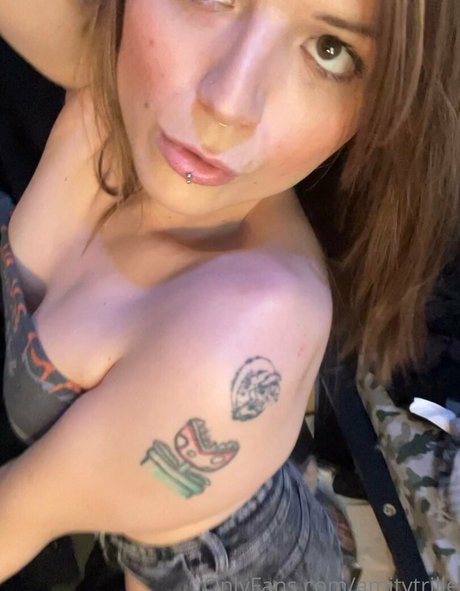 fille courbée dà côté onlyfans chaud et sexy image