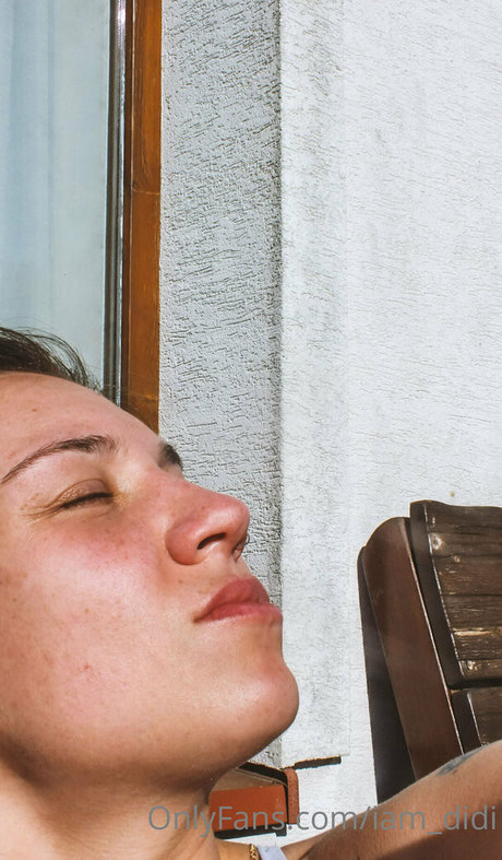 fille courbée dà côté onlyfans chaud joli galerie