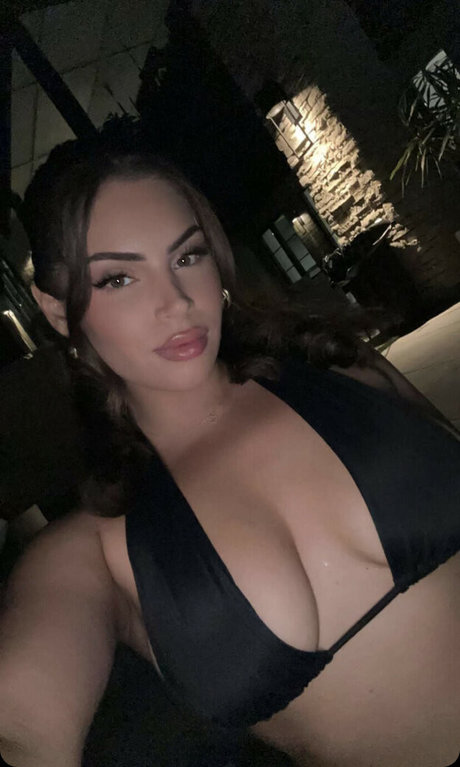 Nazanin Kavari modèle hd photos